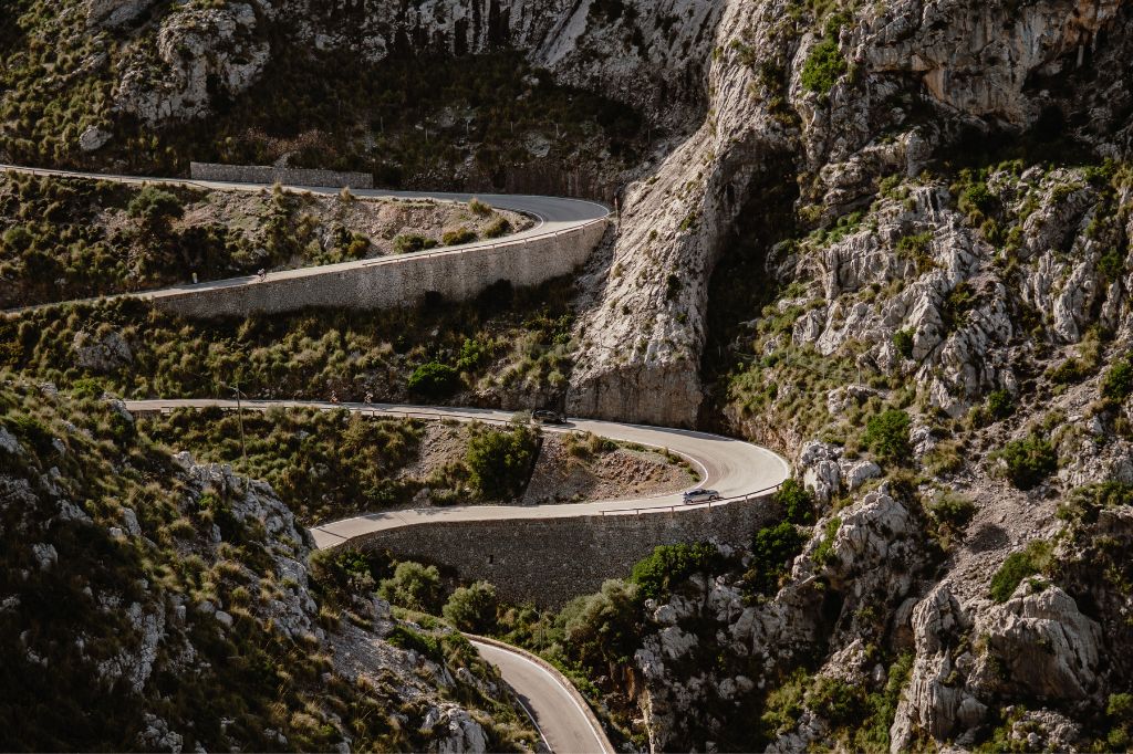 Kurvenreiche Bergstraße auf Mallorca