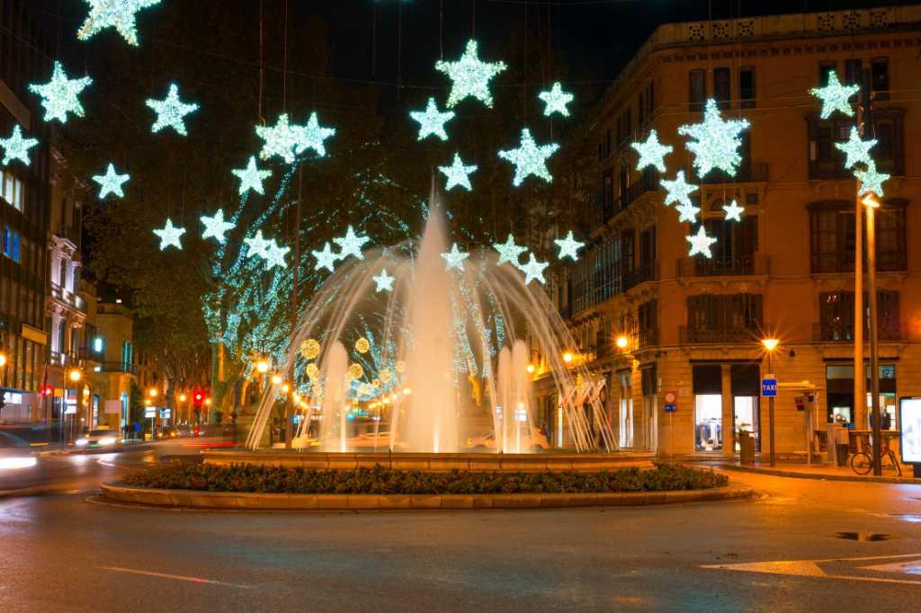Brunnen von Palma de Mallorca zur Weihnachtszeit