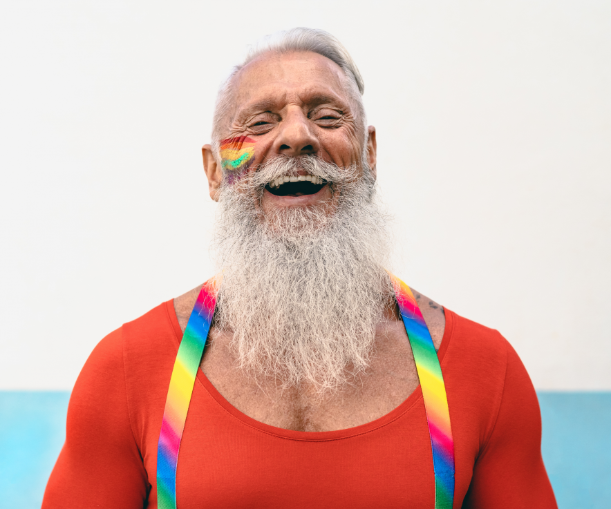 Ein älterer Mann mit regenbogenfarbener LGBTQ-Flagge im Gesicht