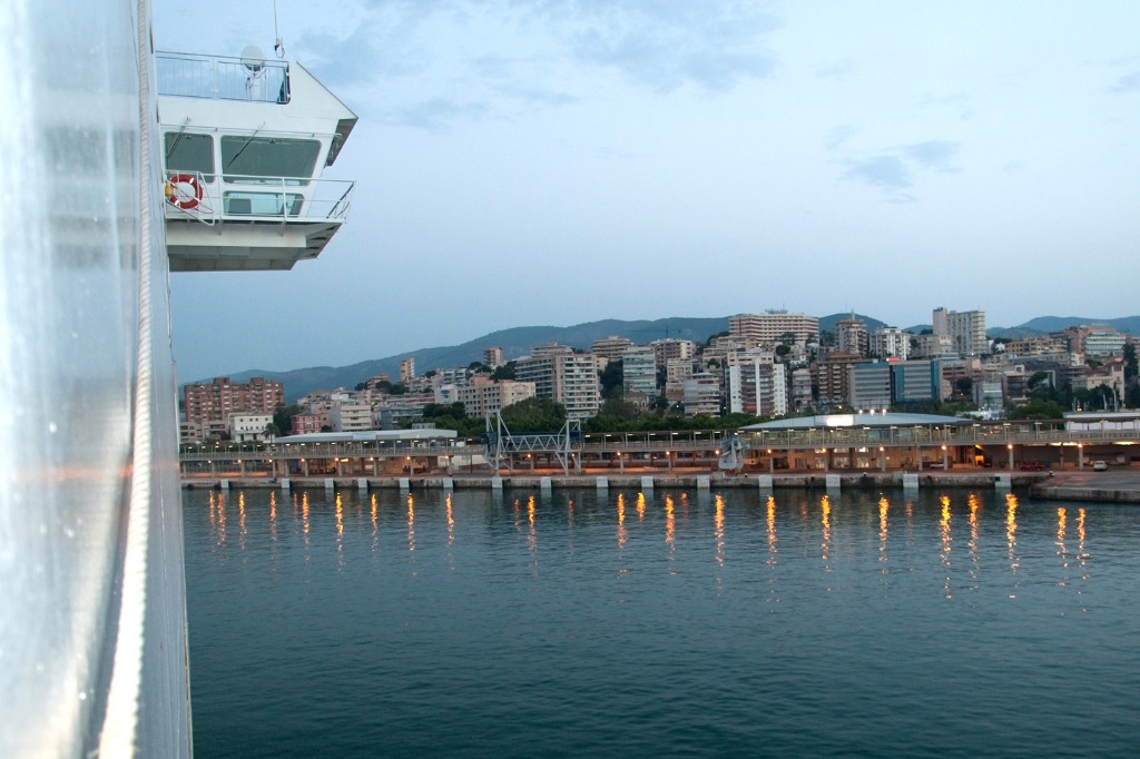 Ankunft der Fähre aus Barcelona im Hafen von Palma 