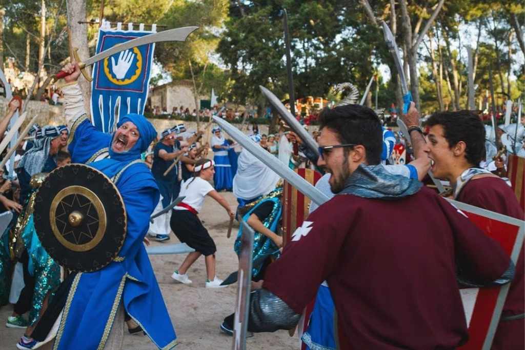 Einwohner von Santa Ponsa beteiligen sich eifrig an der Rekonstruktion der historischen Schlacht zwischen Mauren und Christen