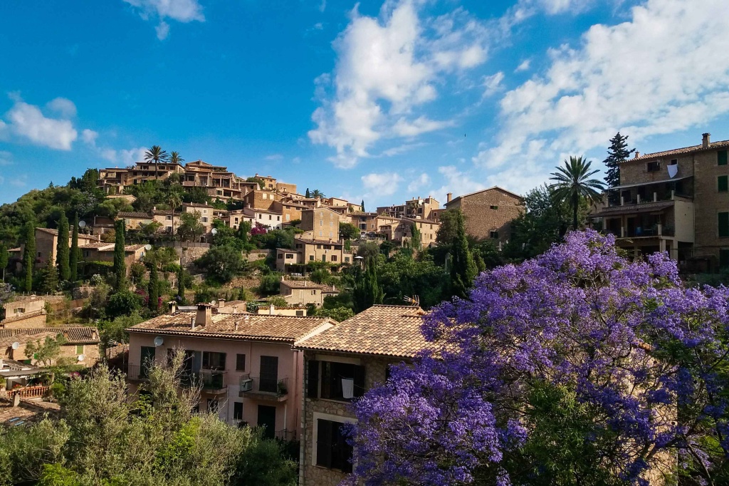 Dorf Deia auf Mallorca im Juni, Spanien