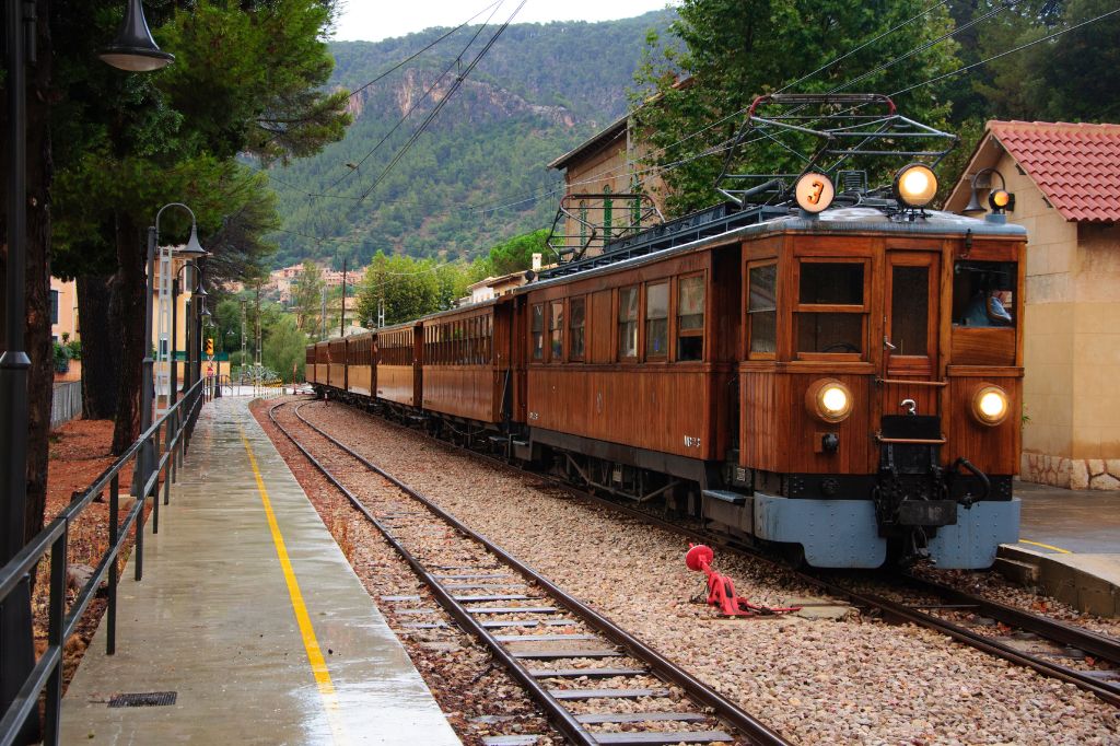 Vintage-Zug, der Sie nach Bunyola bringt