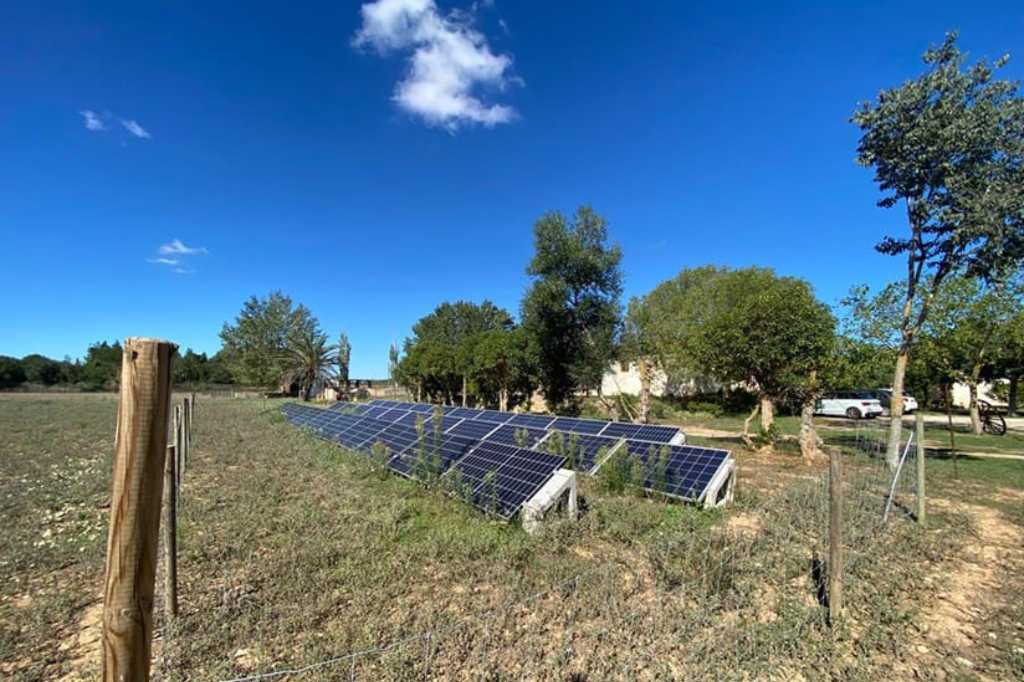 Durch die Installation von Solarmodulen auf Mallorca können die mit der Pflege eines großen Gartens verbundenen Kosten erheblich gesenkt werden