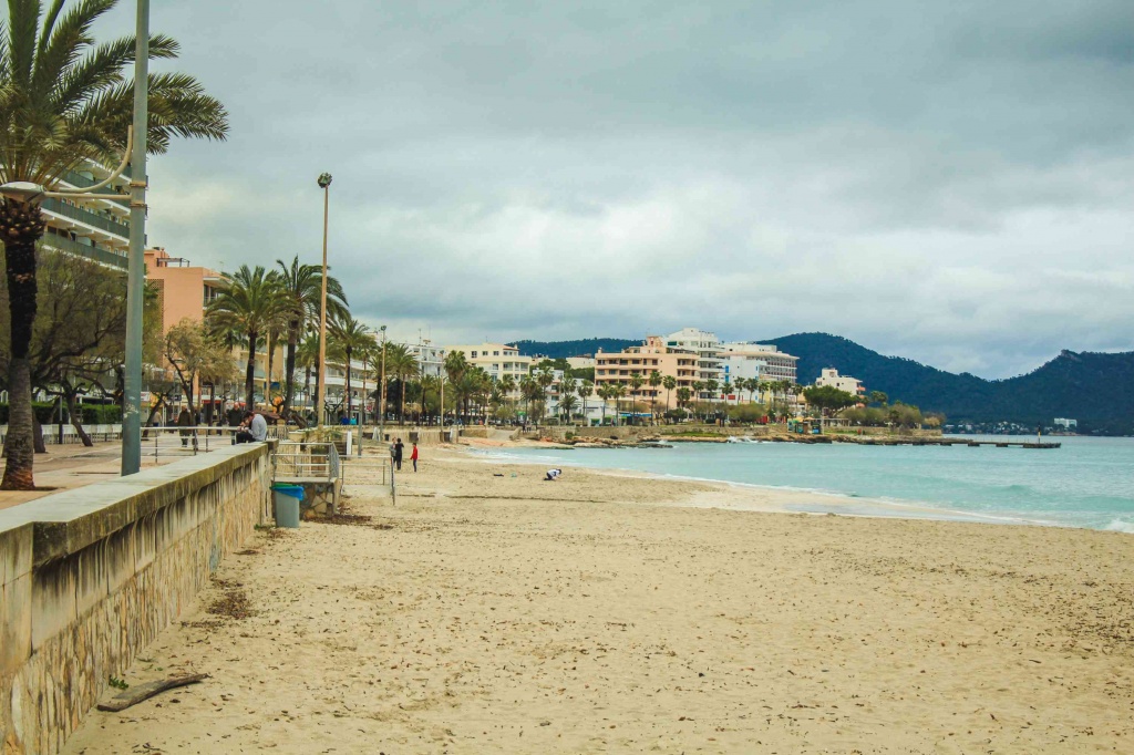 Passanten entlang der Promenade in Cala Millor