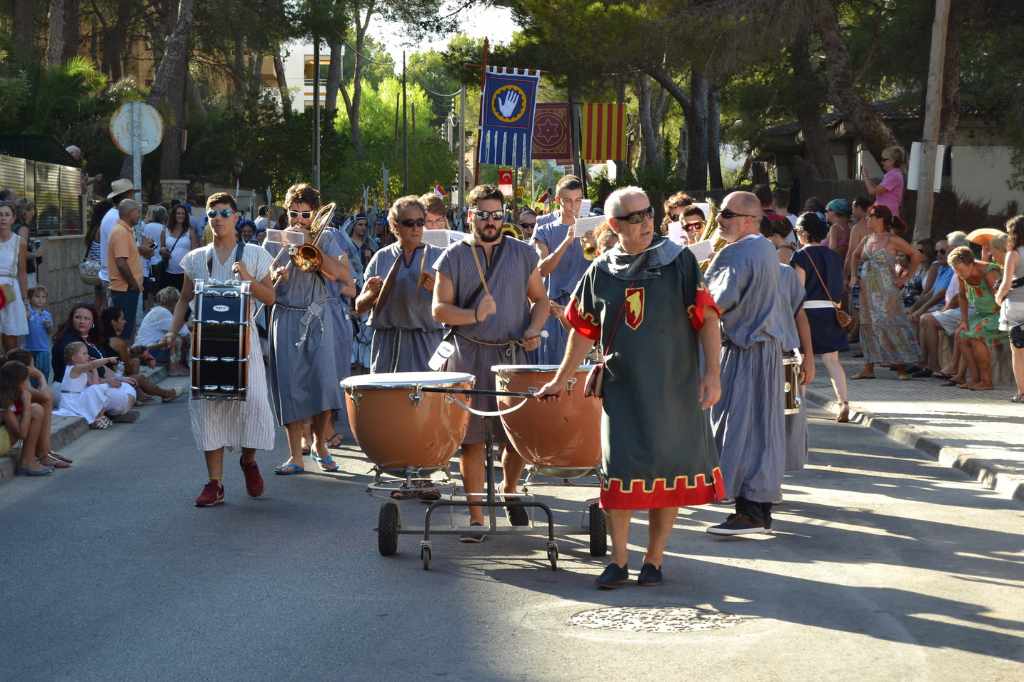 Viele Musikkapellen nehmen an der Parade Les Festes del Rei en Jaume teil. Das Fest auf Mallorca ist lebendig und laut!