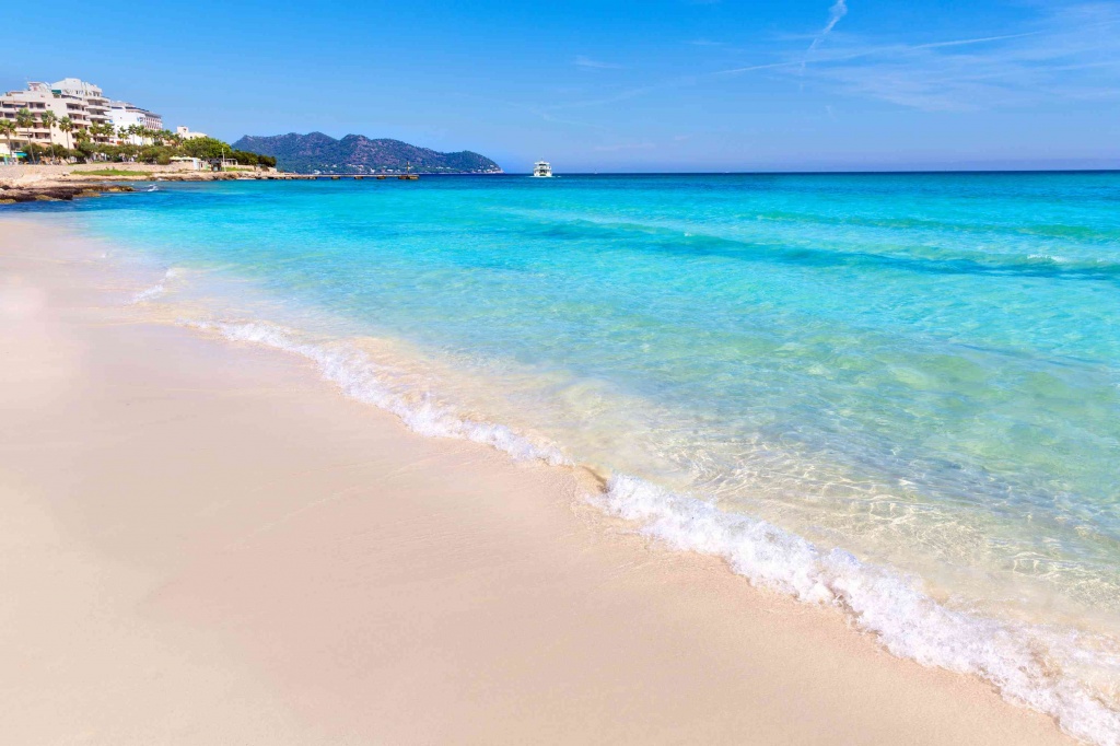 Reiner weißer Sand am Strand von Cala Millor