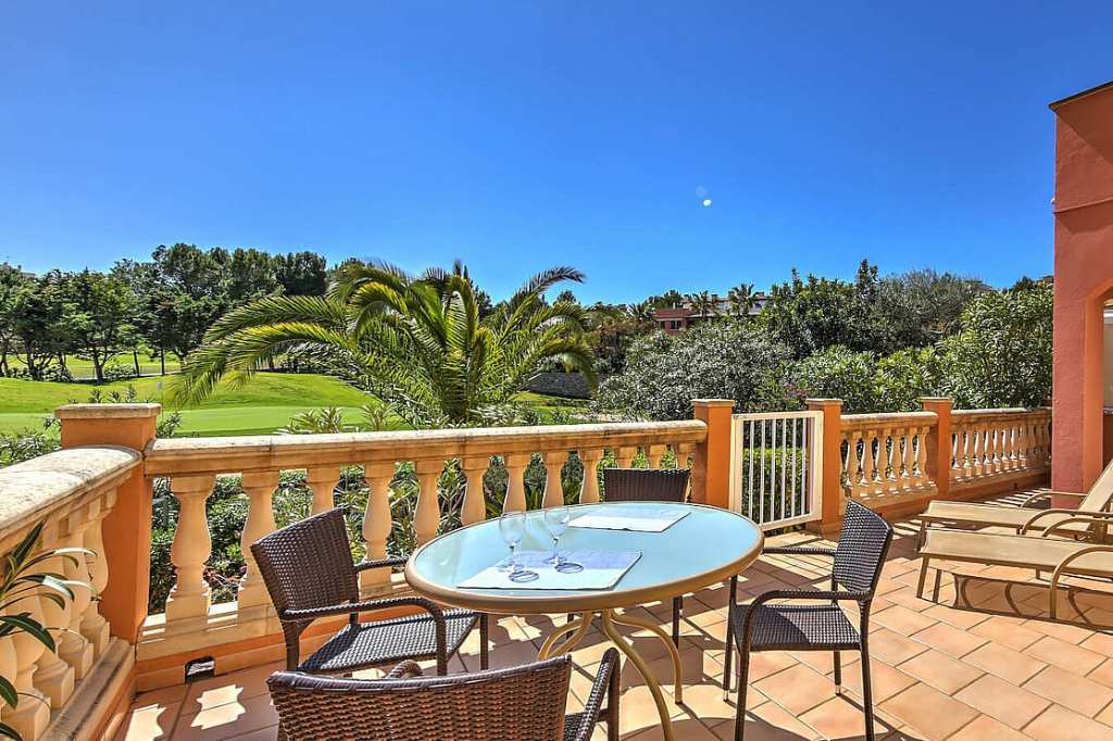Blick von der Terrasse auf den blühenden mediterranen Garten in der Luxusanlage La Perla