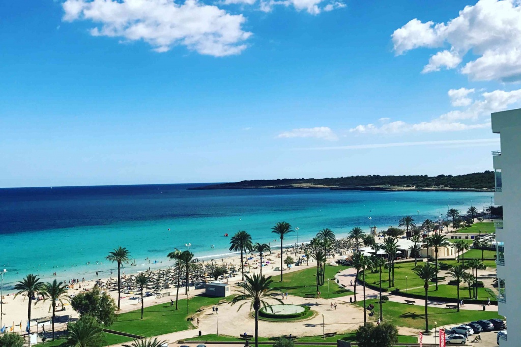 Blick auf den Strand vom Hotelbalkon in Cala Millor