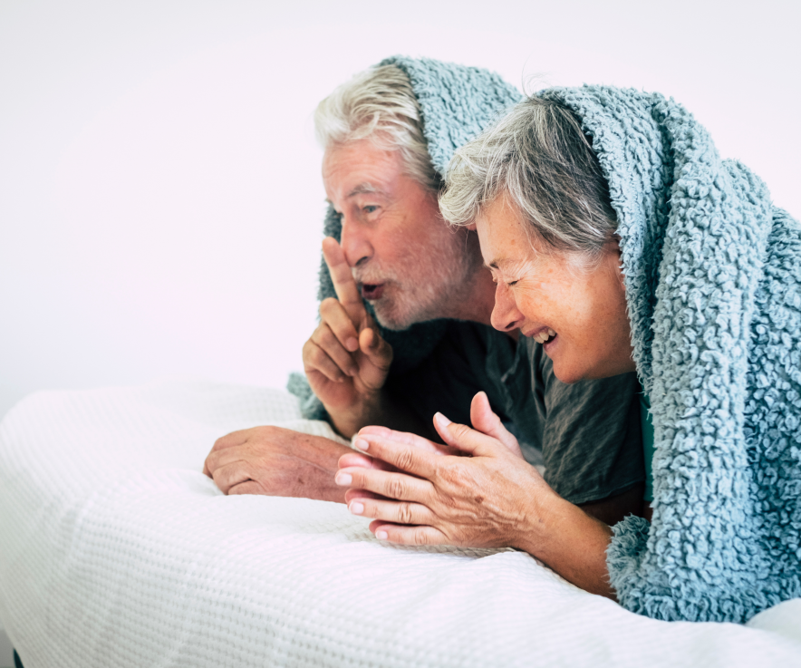 Ein Rentnerpaar im Bett