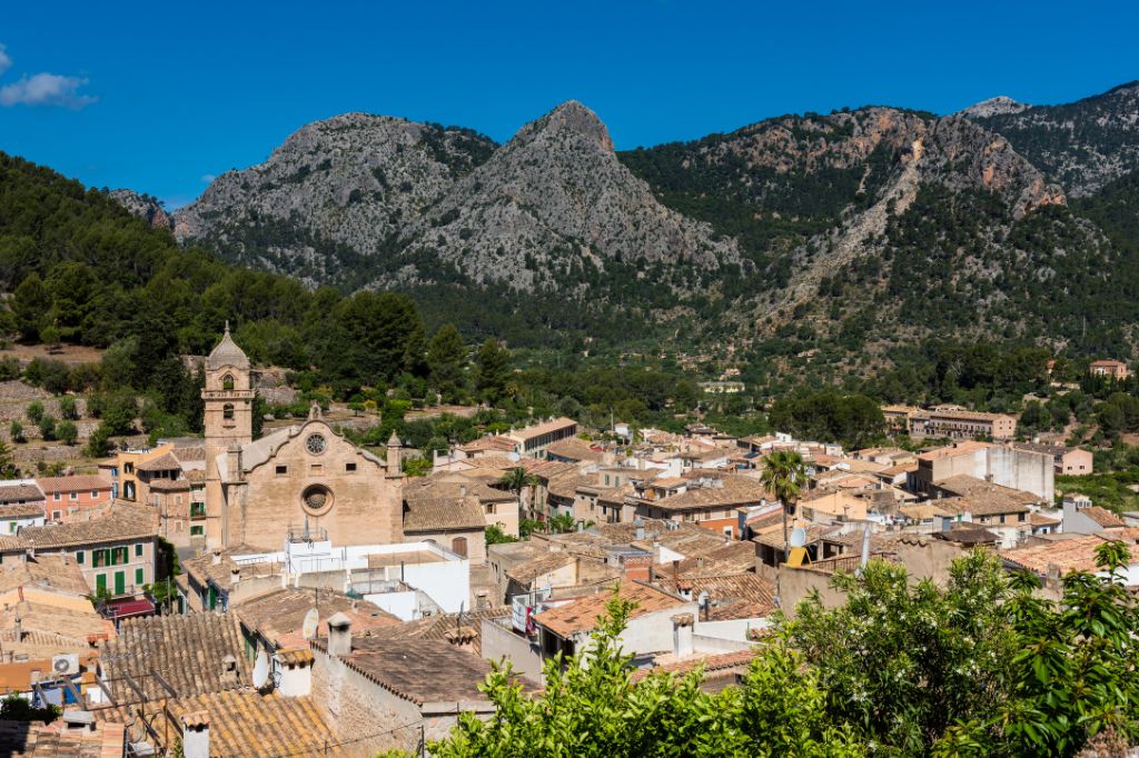 Blick auf Bunyola, eine Stadt im Nordwesten Mallorcas