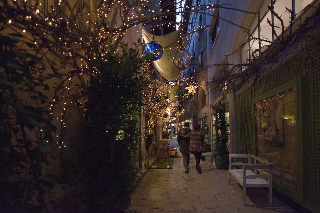 Weihnachtsbeleuchtung auf den Straßen der Altstadt von Palma, Mallorca