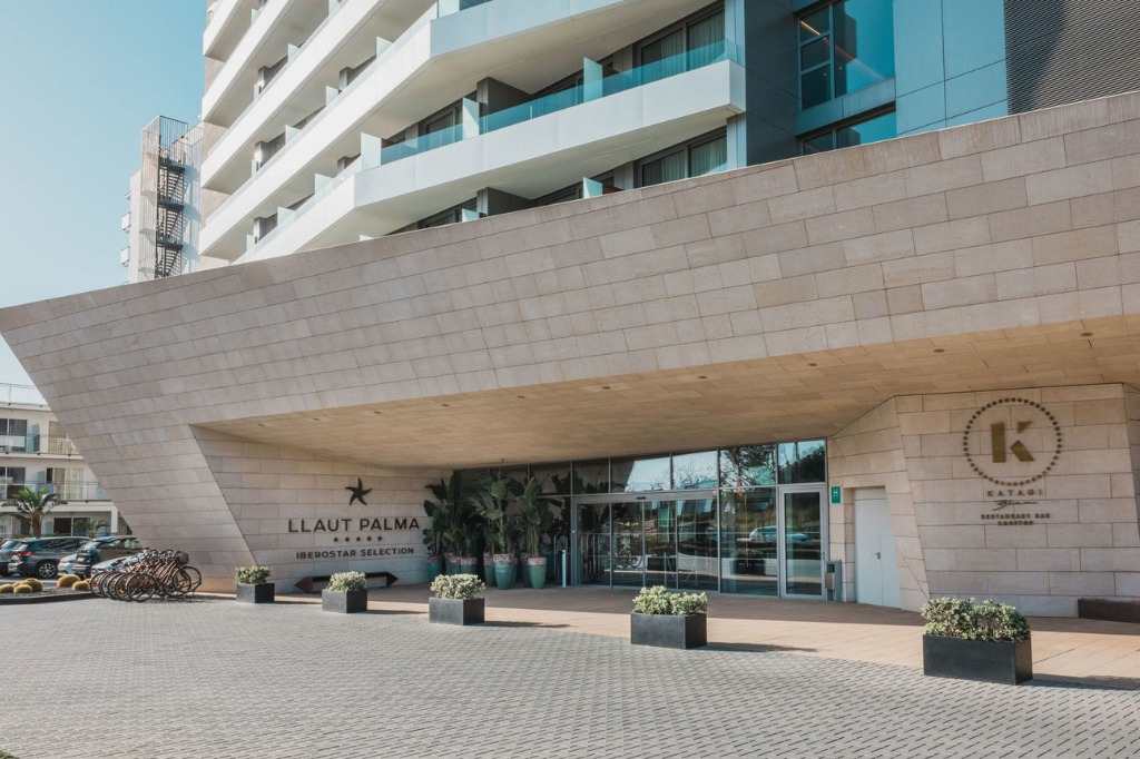 Das 5-Sterne-Strandhotel Iberostar® Llaut Palma liegt nur 4 Gehminuten von der Playa de Palma entfernt