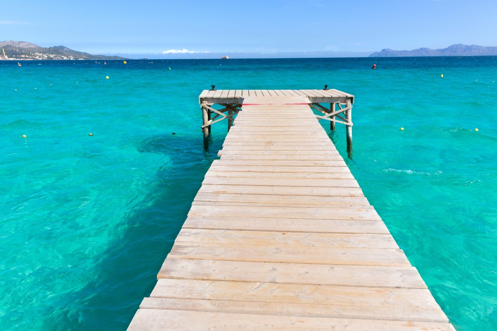 Ein langer Holzsteg am Strand von Playa de Muro - ein Ort für spektakuläre Fotos