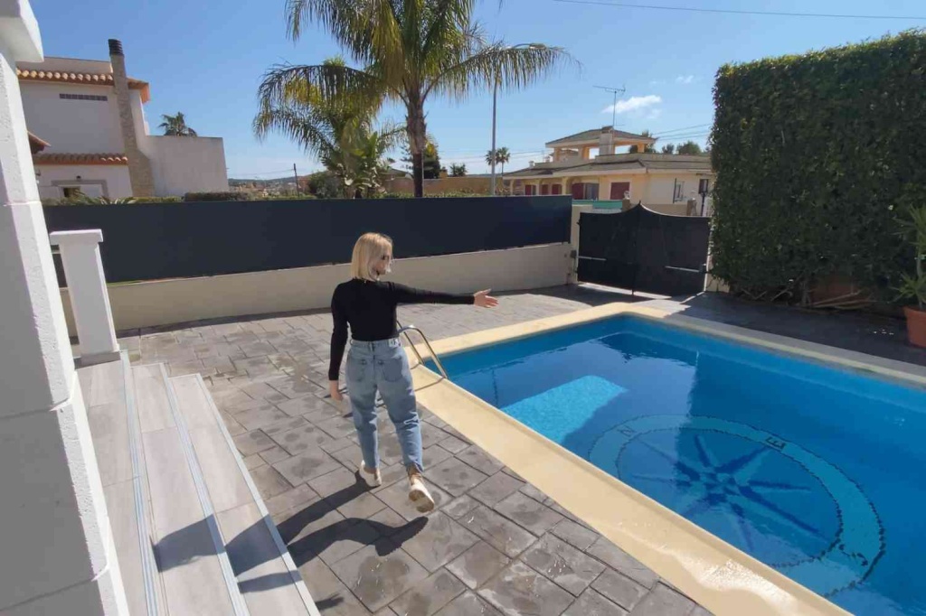 Yes Mallorca Property Immobilienmakler, der eine Immobilie auf Mallorca zeigt