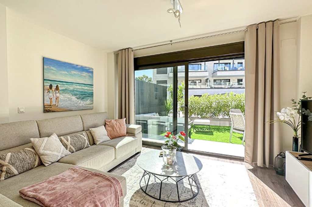 Zimmer mit Zugang zur privaten Terrasse in den Apartments des Avintia Mare-Komplexes