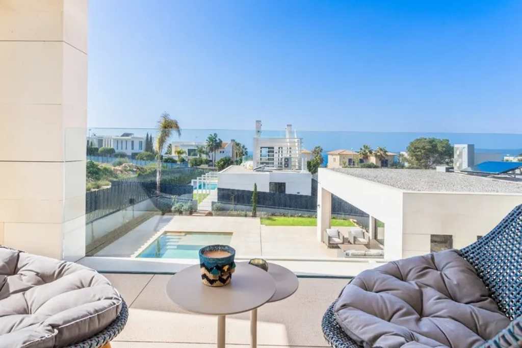 Meerblick von der Terrasse einer Villa in der Wohnanlage White Med Villas