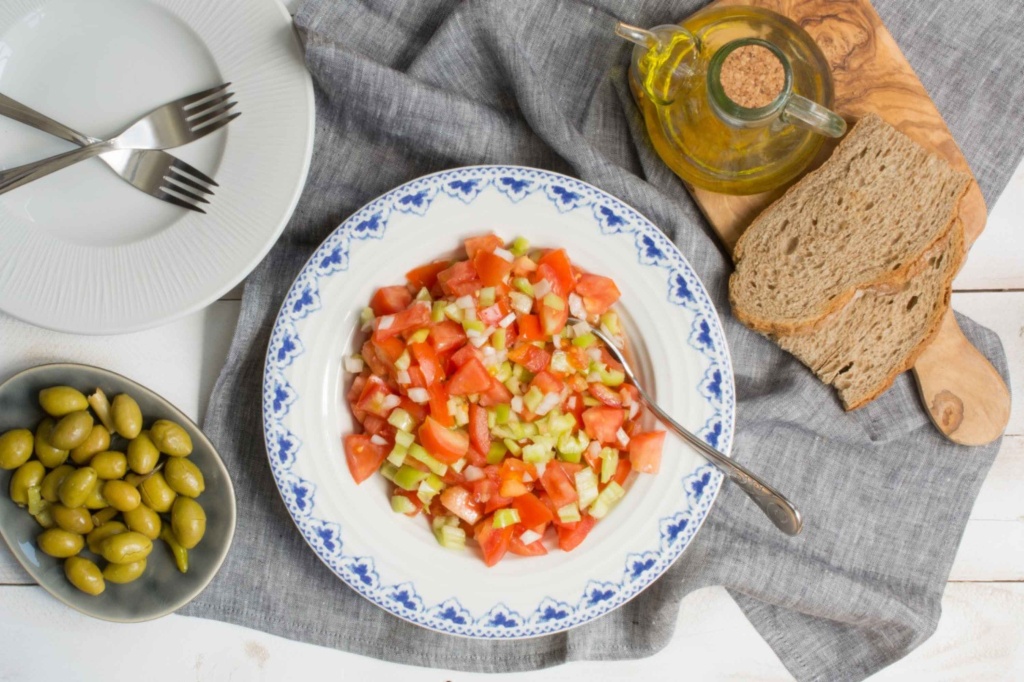Ein Trampó-Salat ist ein traditionelles Gericht auf der Basis von Brot, Tomaten, Paprika und Zwiebeln