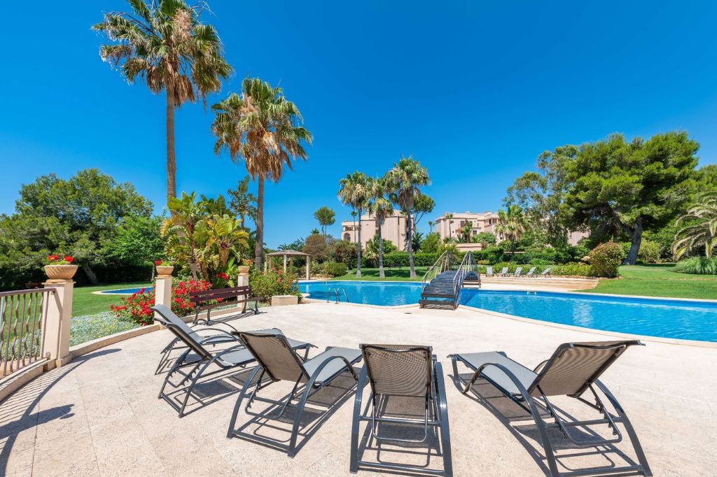 Die Golf Gardens Residenz in Santa Ponsa verfügt über einen großen lagunenförmigen Swimmingpool