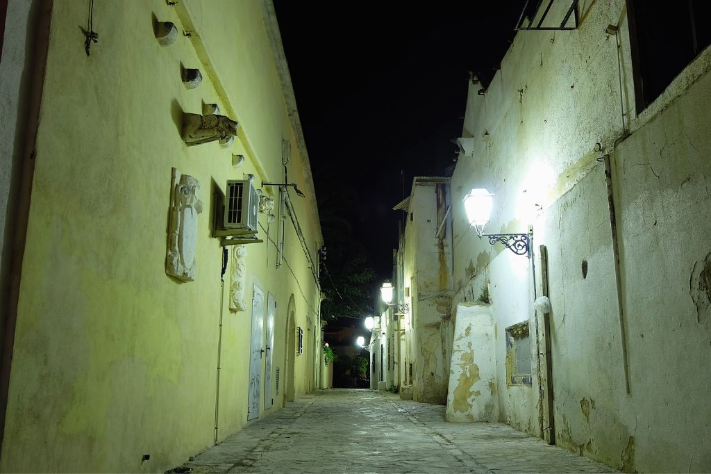 Leere Nachtstraße, Palma de Mallorca, Spanien