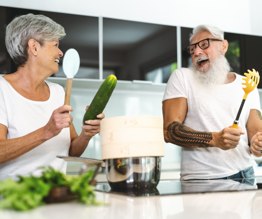 Ein älteres Paar hat Spaß am gemeinsamen Kochen