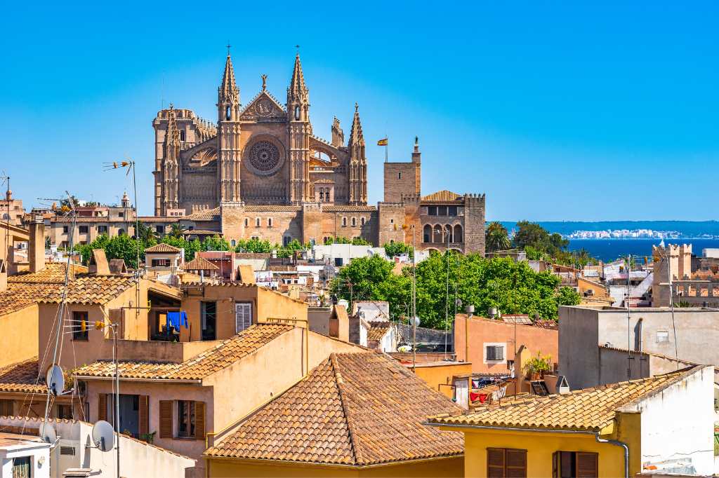 Blick auf die berühmte Kathedrale La Seu in Palma, Mallorca