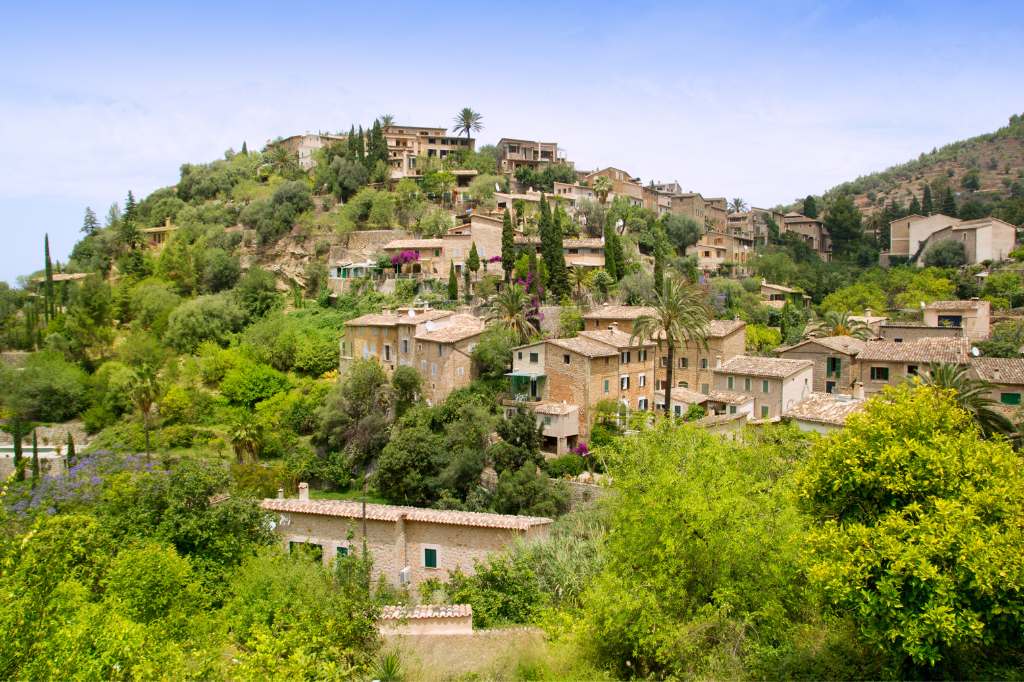 Das malerische Deià ist ein typisches Steindorf im Tramuntana-Gebirge auf Mallorca