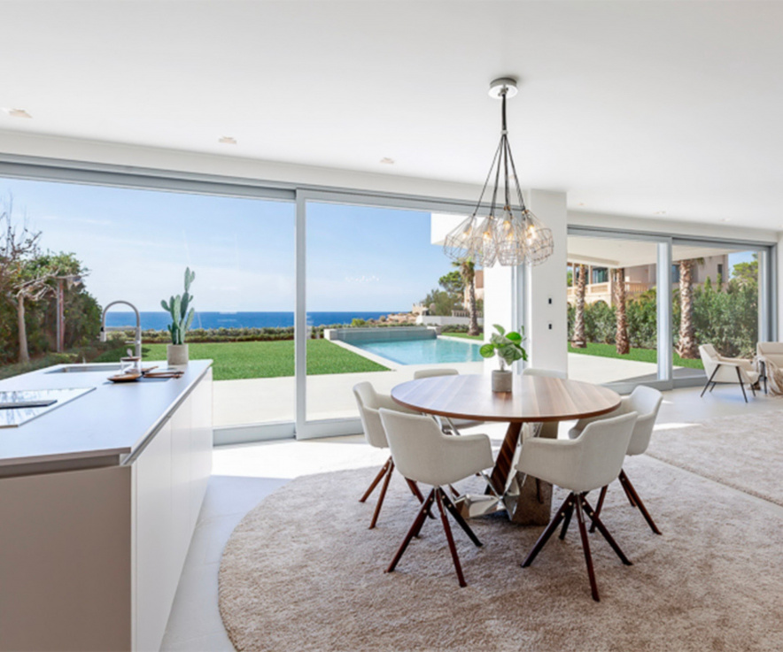 Die Panoramafenster im Wohnzimmer bieten einen Blick auf das Meer
