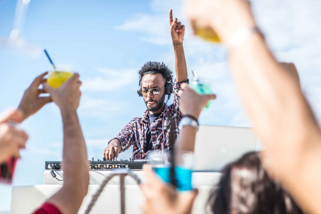 DJ-Set auf der Strandparty auf Mallorca