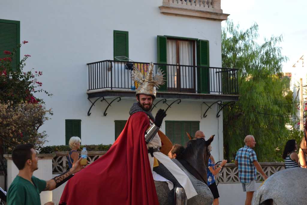 König Jaume I reitet feierlich durch die Straßen von Santa Ponsa