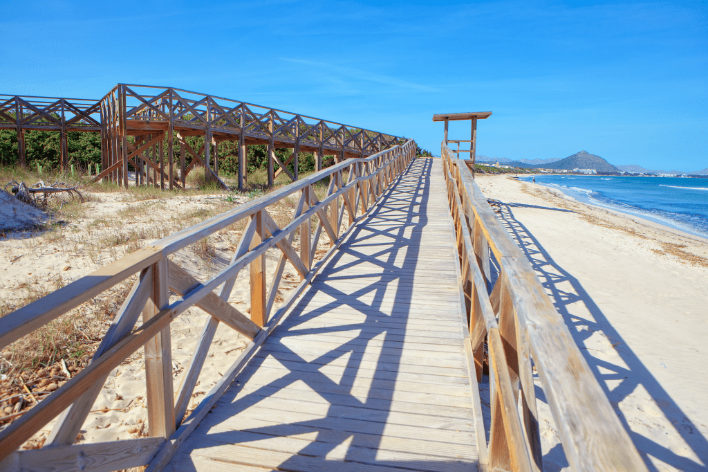 Eine Promenade, die Brücke vom Strand Playa de Muro