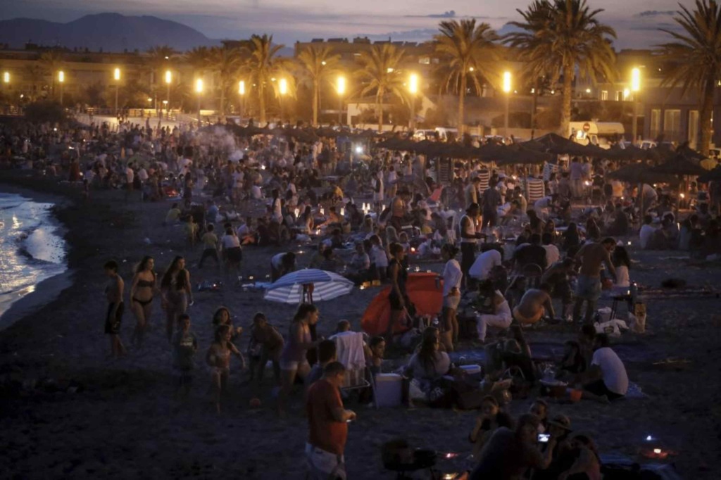 Die Feier von Sant Joan am Strand von Mallorca