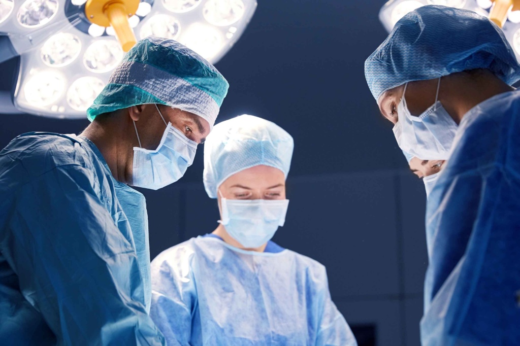 Chirurgen im Operationssaal im Krankenhaus