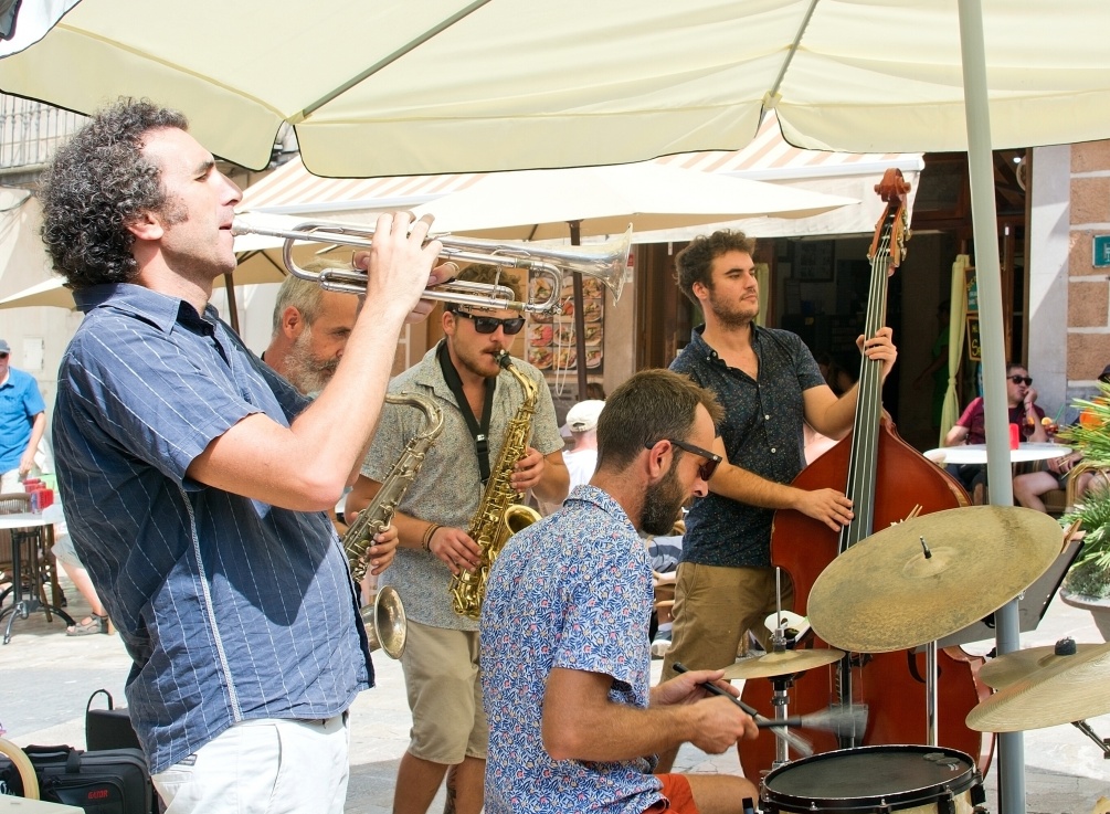 Live-Band spielt auf dem Markt von Sineu, Mallorca