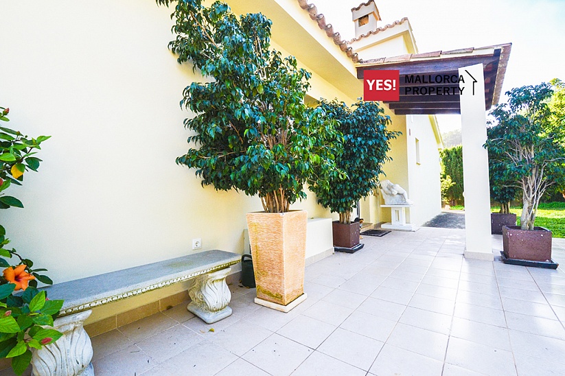 Villa zum Verkauf in Santa Ponsa (Mallorca). Großer Garten und Pool. Wohnfläche 388 qm