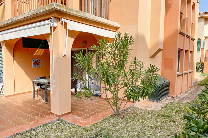 Modernes Apartment in der Gemeinschaft Port Adriano Village mit eigenem Garten.
