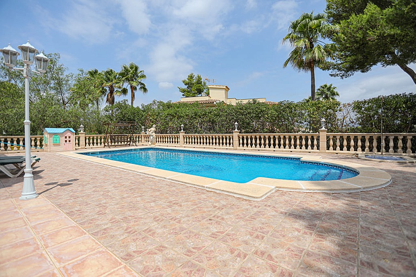 Schöne Villa mit Garten und Pool in prestigeträchtiger Lage in Santa Ponsa