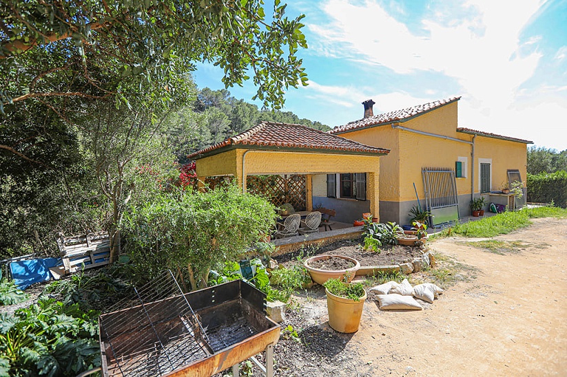 Einfamilienhaus mit Garten, nur wenige Gehminuten vom Meer entfernt in Sant Elm