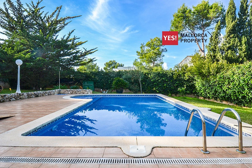 Villa zum Verkauf in Nova Santa Ponsa (Mallorca). Mit Pool und Garten, in einer prestigeträchtigen ruhigen Gegend. Wohnfläche 307 qm
