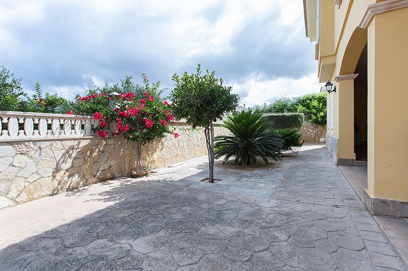 Schöne Villa mit Garten und Pool in Sa Torre