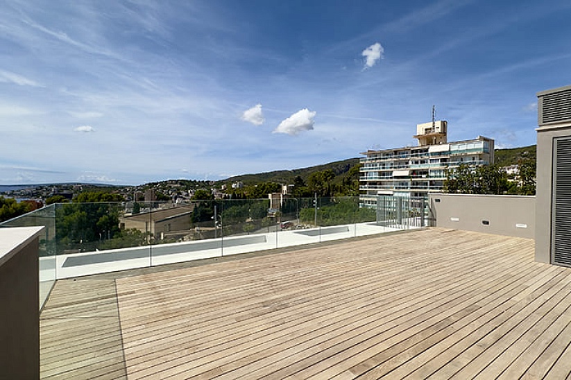 Neues Penthouse in einer modernen Residenz mit Swimmingpool in Cala Mayor