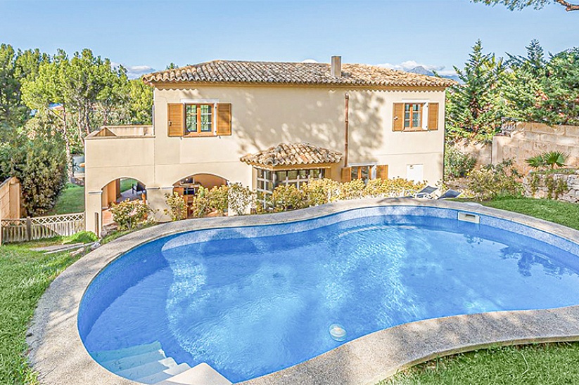 Wunderbare Villa mit teilweisem Meerblick in Santa Ponsa