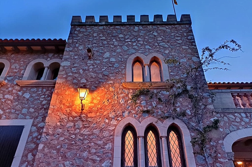 Klassisches Schloss im traditionellen Stil mit Blick auf das Meer in Son Servera