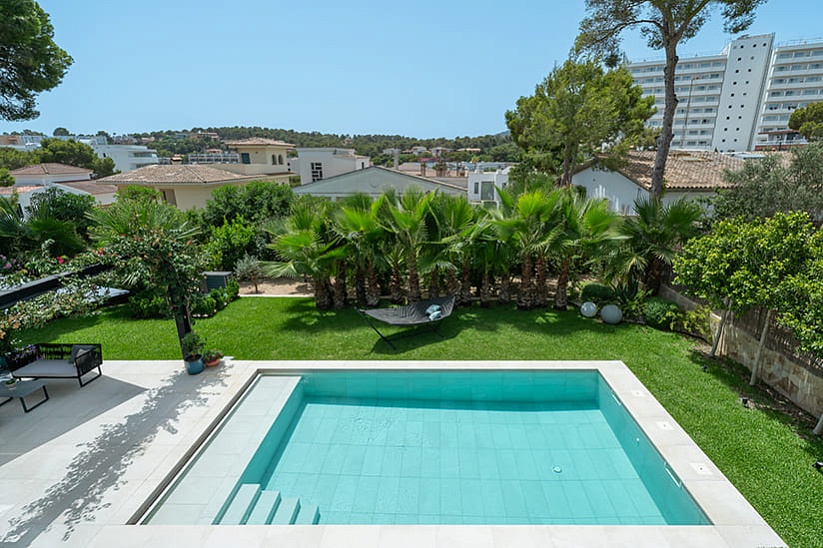 Moderne Familienvilla im mediterranen Stil mit wunderschönem Garten, nur einen kurzen Spaziergang vom Strand entfernt