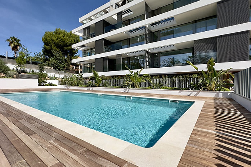 Neue Wohnung in einer modernen Residenz mit Pool in Cala Mayor