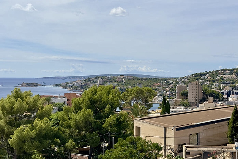 Neues Penthouse in einer modernen Residenz mit Swimmingpool in Cala Mayor