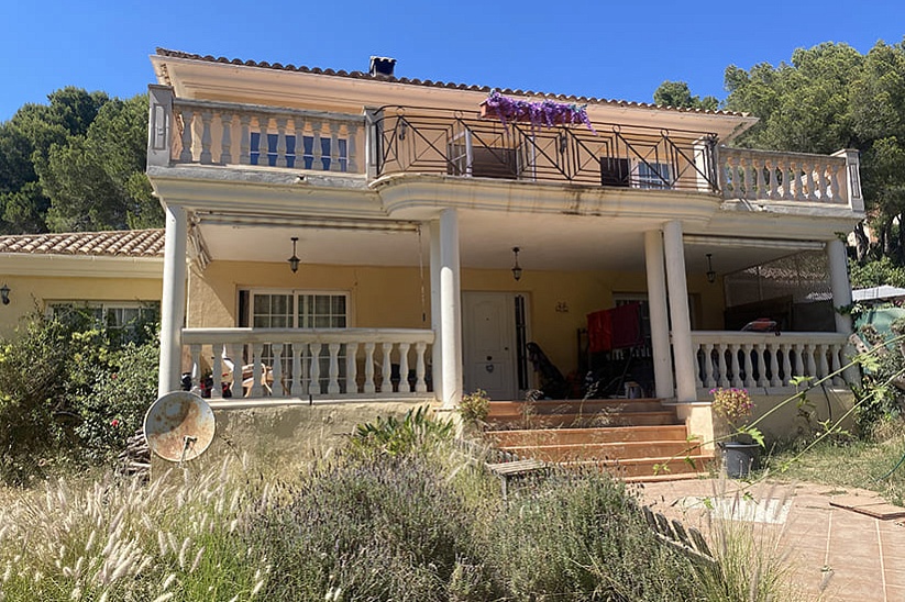 Villa mit großem Renovierungspotenzial, nur wenige Gehminuten vom Strand von Santa Ponsa entfernt