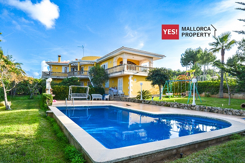 Villa zum Verkauf in Nova Santa Ponsa (Mallorca). Mit Pool und Garten, in einer prestigeträchtigen ruhigen Gegend. Wohnfläche 307 qm