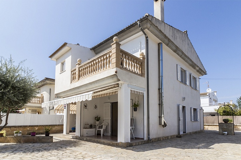 Villa mit 4 Schlafzimmern und zwei Wohnungen in Strandnähe an der Playa de Muro