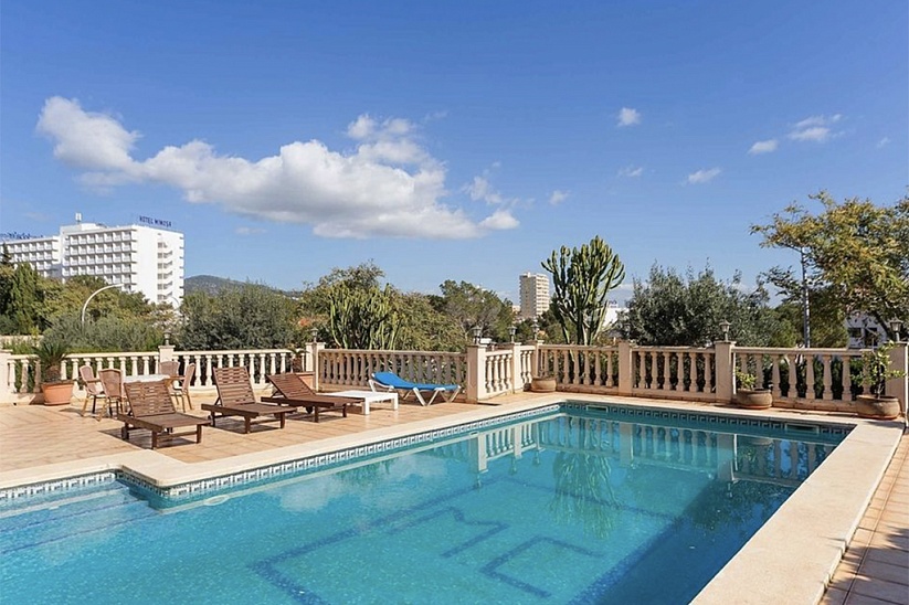 Luxusvilla mit Pool in einer prestigeträchtigen Gegend in Palmanova